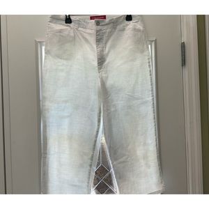 Nice Light Weight White Gloria Vanderbilt Capri Jeans  14